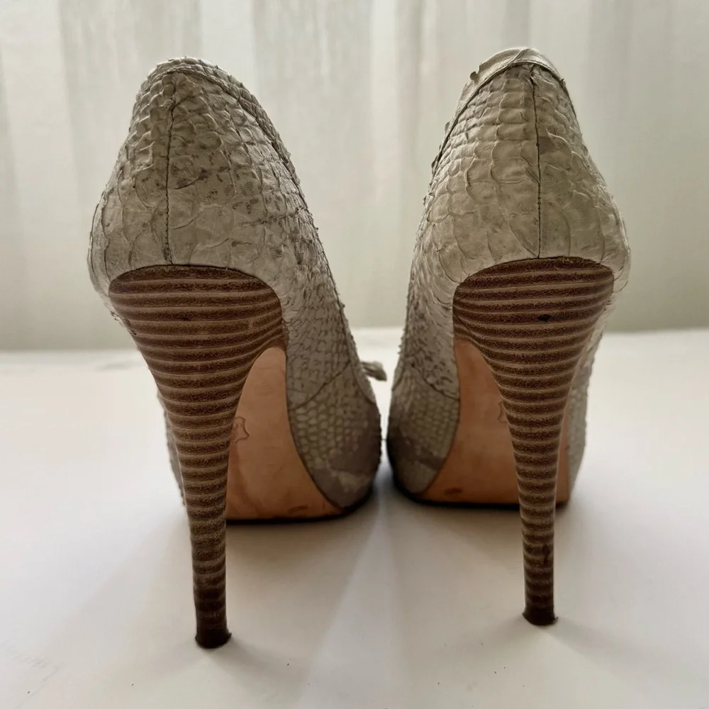BCBGMaxAzria Gray Snakeskin Print Heels size 7 . Animal Print Stiletto Pumps - Picture 6 of 11